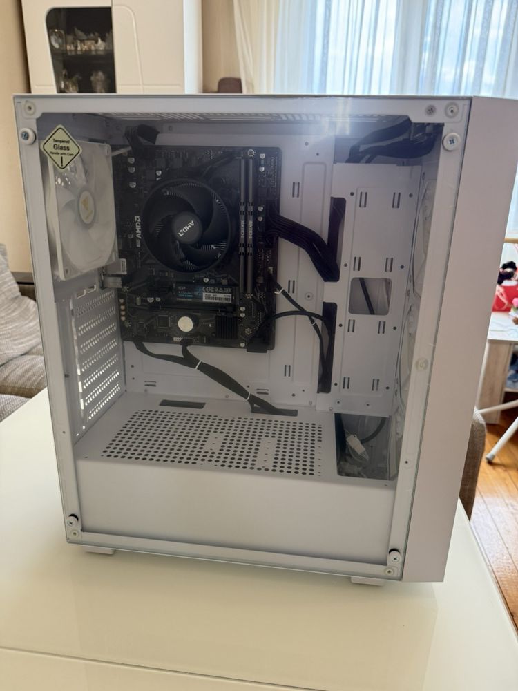 Компютър Ryzen 3 4300g, в гаранция