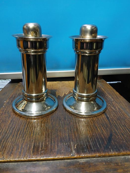 Стари антикварни свещници със пружинен механизъм.