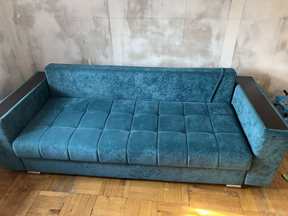 Продам диван очень красивого изумрудного цвета