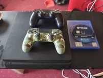 PlayStation 4 slim (sigilat) și 2 manete și joc