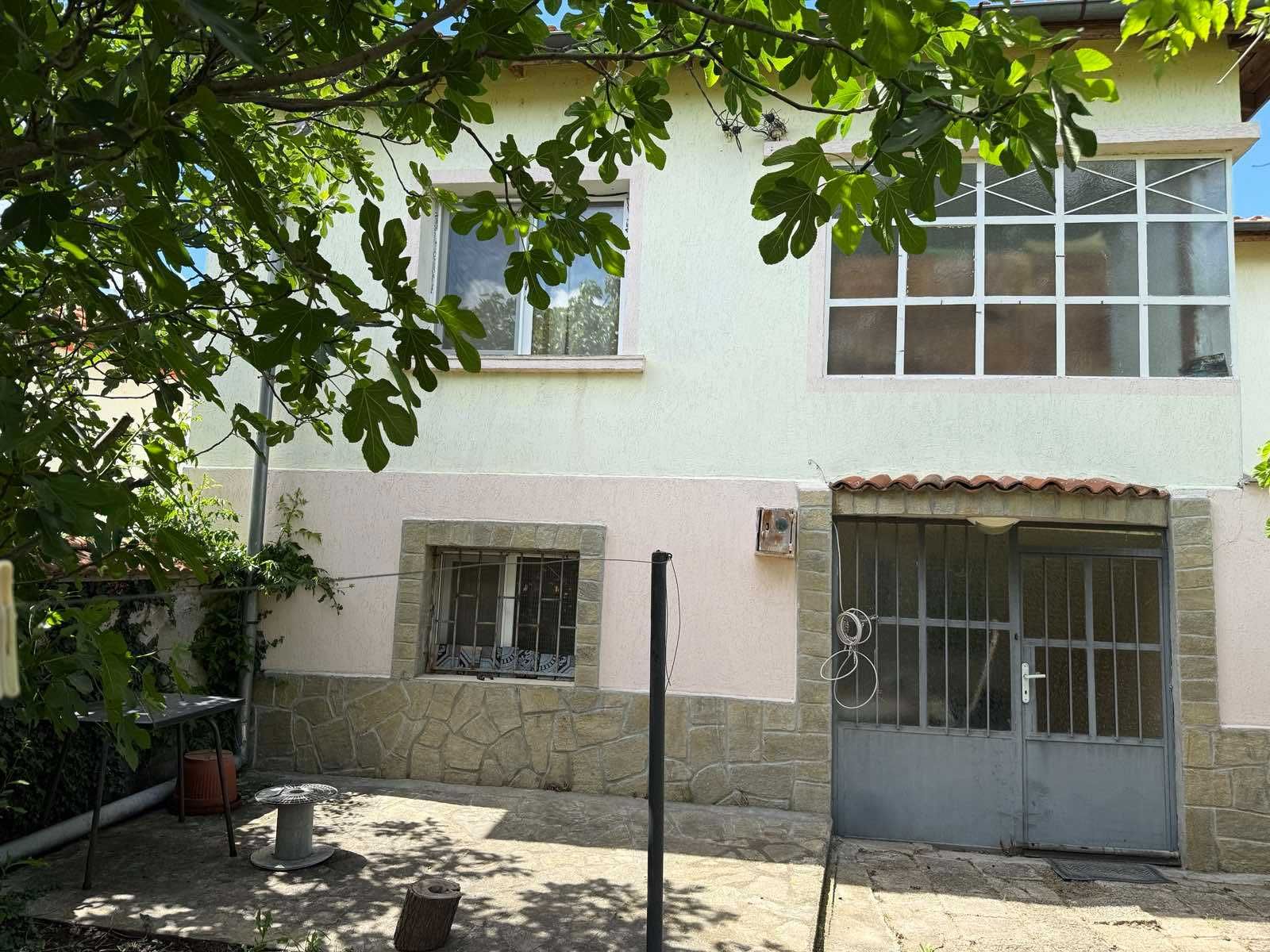 Продава къща с. Добрич , обл.Хасково. Голям двор и отлична локация.
