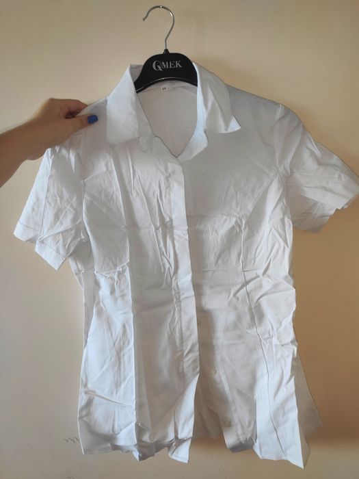 Белая рубашка с короткими рукавами