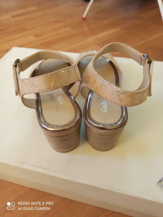 Ежедневни сандали на среден ток