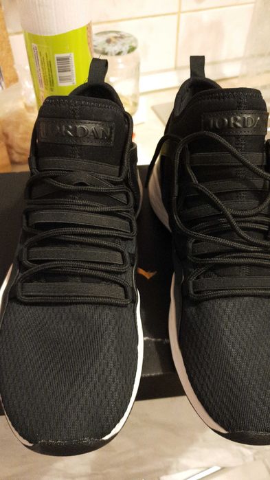 Adidași noi Jordan la jumătate din preț