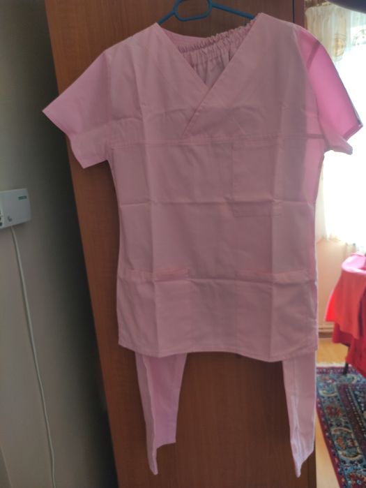 Vând costume medicale  damă