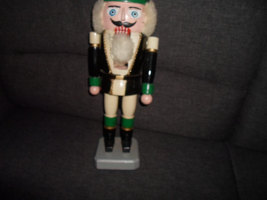 spargatorul de nuci figurina lemn