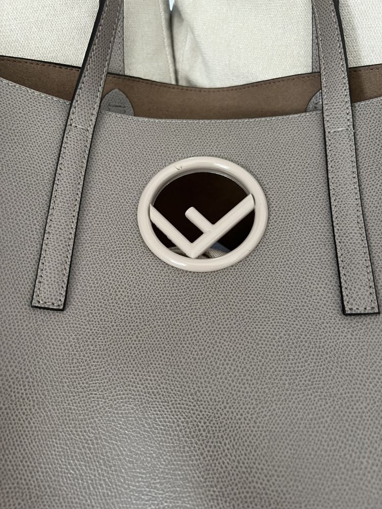 Резервирана!Чанта Fendi  F Logo Leather Shopper Tote