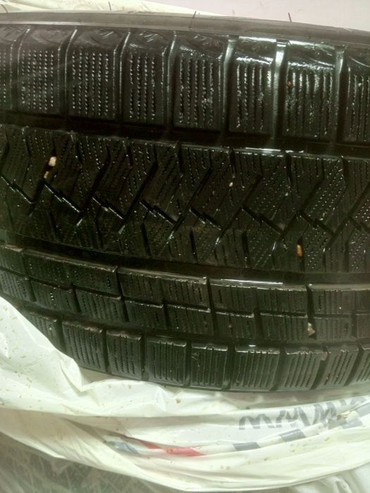 Зимняя резина в отличном состоянии . 1 сезон ездила.
