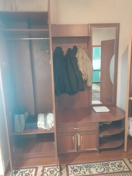 Большой шкаф для прихоже с зеркалом, и обувная полка 4 секции