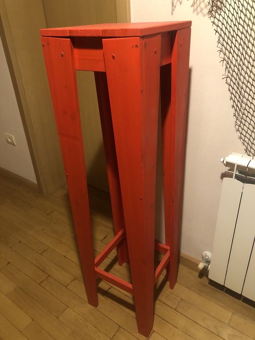 Suport inalt din lemn rosu, flori ghivece