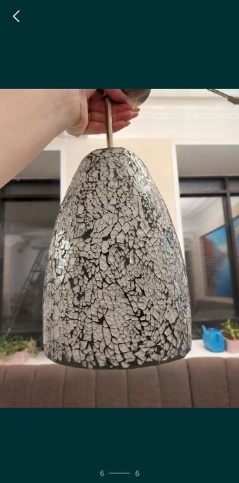 Люстра черно-белая.