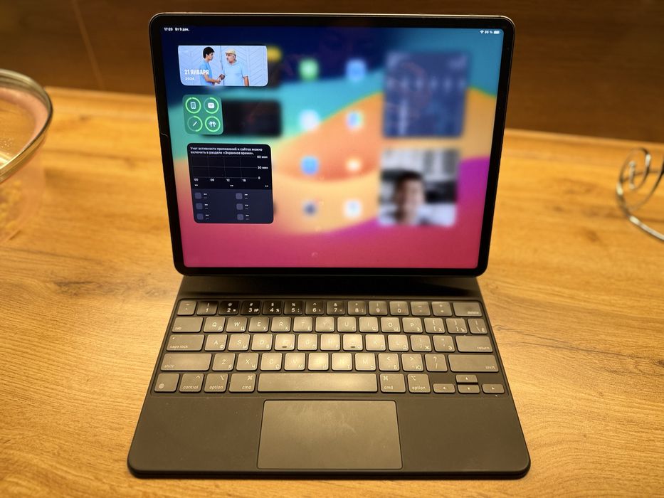 Продам свой IPad pro 12.9 ( 6 gen) 256 gb сим кар+ клавиатура + s-pen