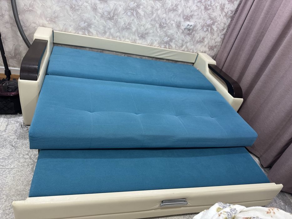 срочно продам трйоной диван