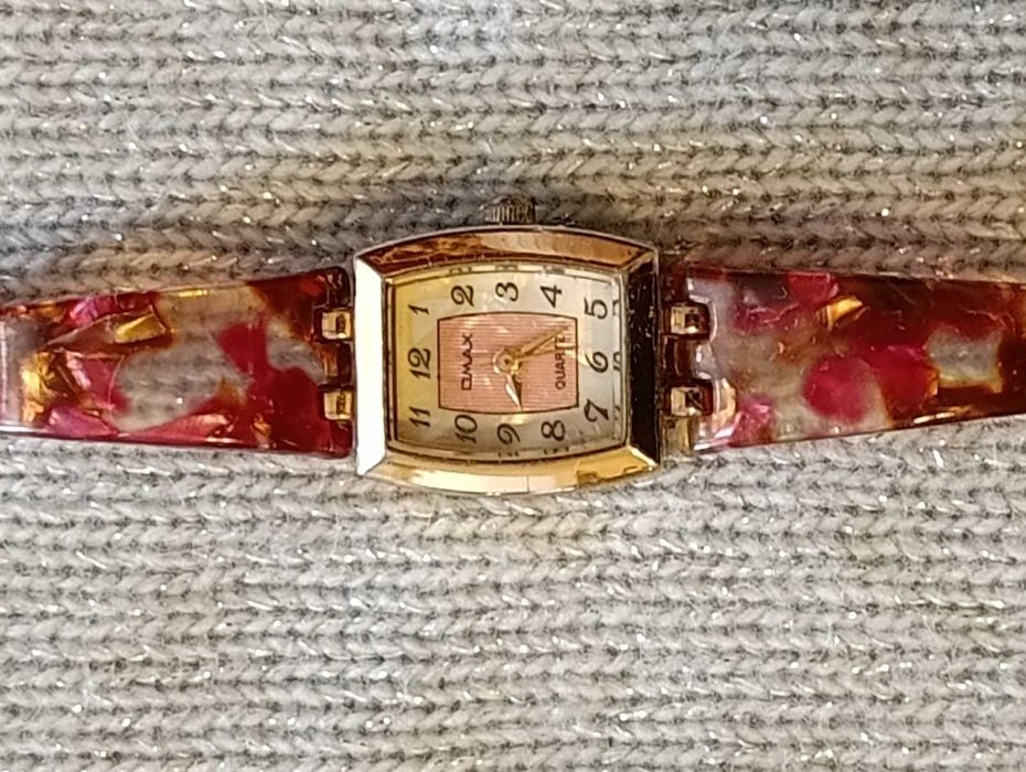 Продам женские наручные часы.