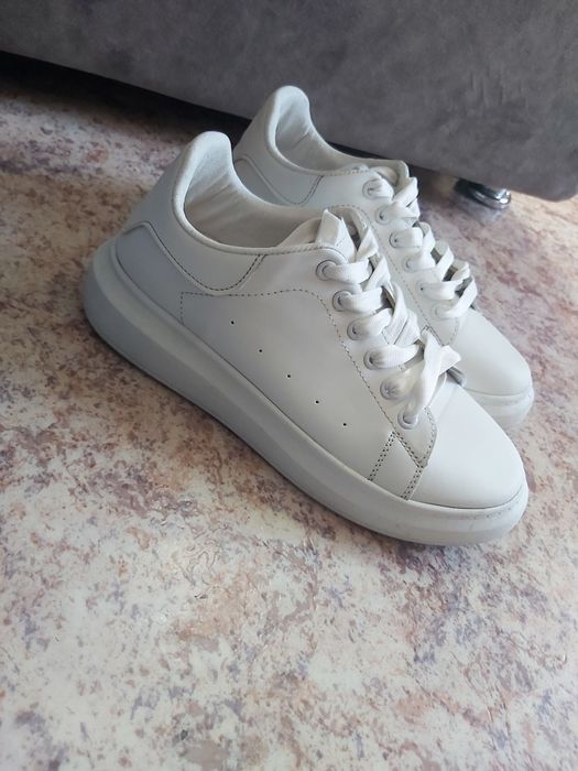 Кроссовки женские