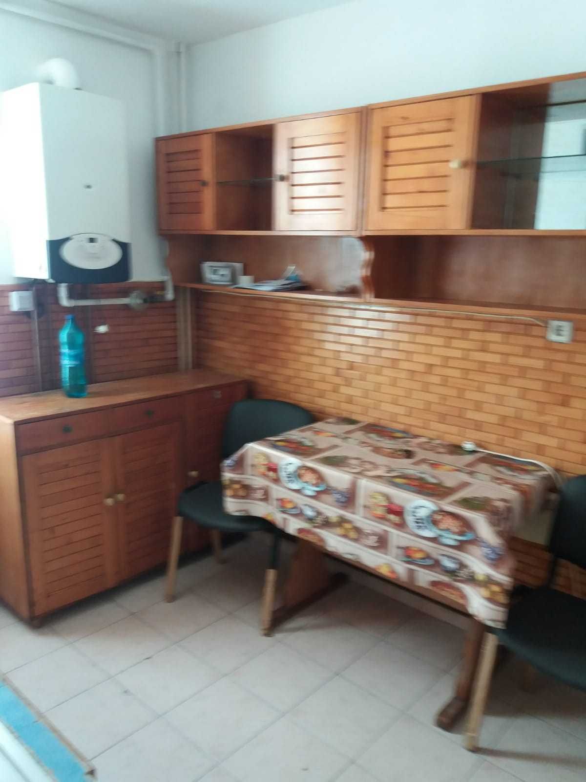 Închiriez apartament cu 2 camere