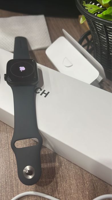 Apple watch se . Документы, зарядки все есть