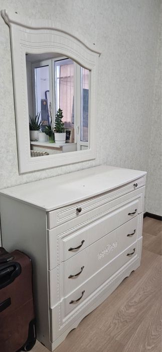 Продам комод с зеркалом