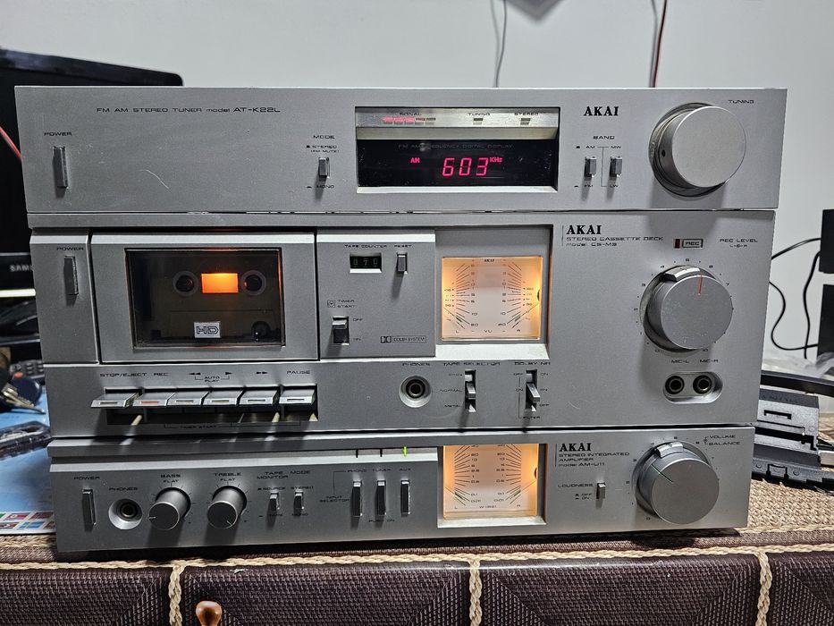 Linie Akai , amplificator AM-U11,Deck CS-M3,tuner AT-K22L