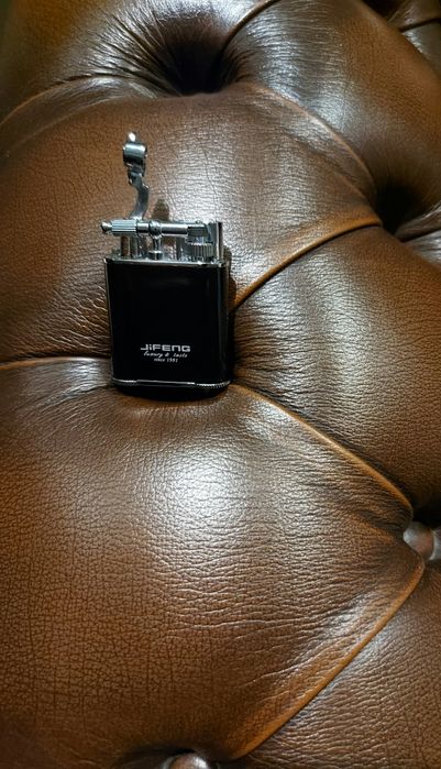 Запалка в четири варианта:черно с хром,черен мат,червено или синьо