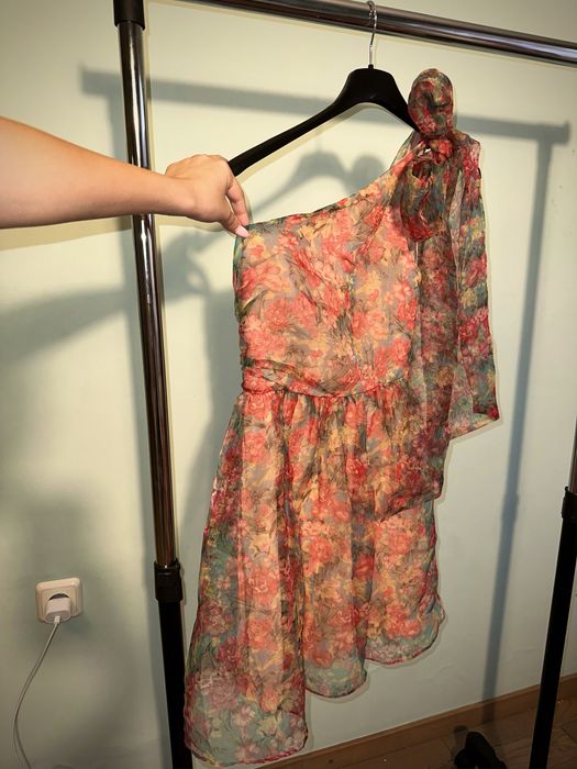 Продавам рокли на Zara Bershka и Kling