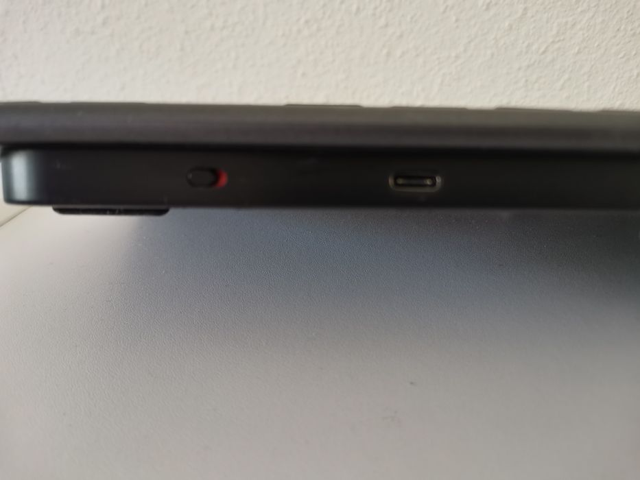 Tastatură Bluetooth.