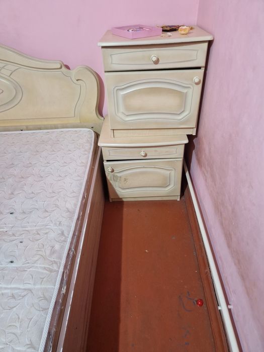 Два комода и кровать