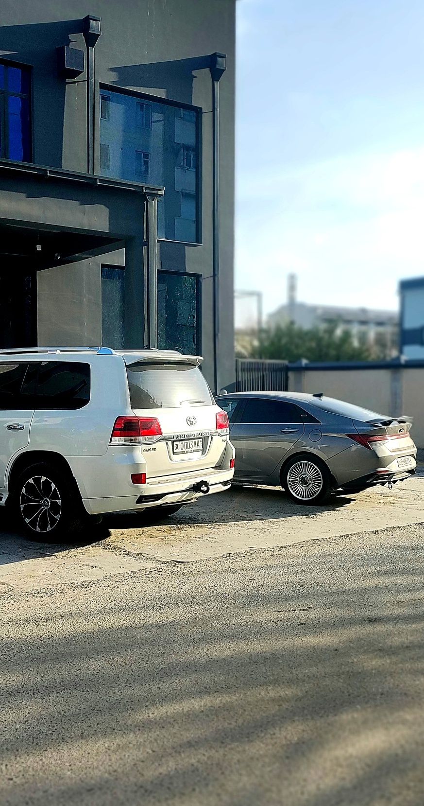 Hyundai Elantra yangidek turibdi Obmen ham bor