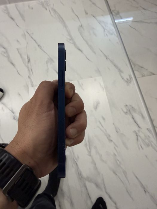 Продавам iphone 12 син цят