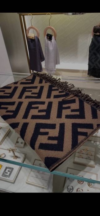 Fular Fendi, model 2026