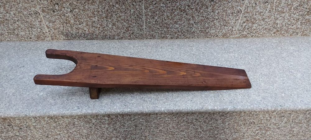 Dispozitiv artizanal din lemn pentru scos cizme