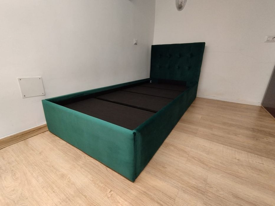 Vând pat tapițat din catifea verde smarald 90/200