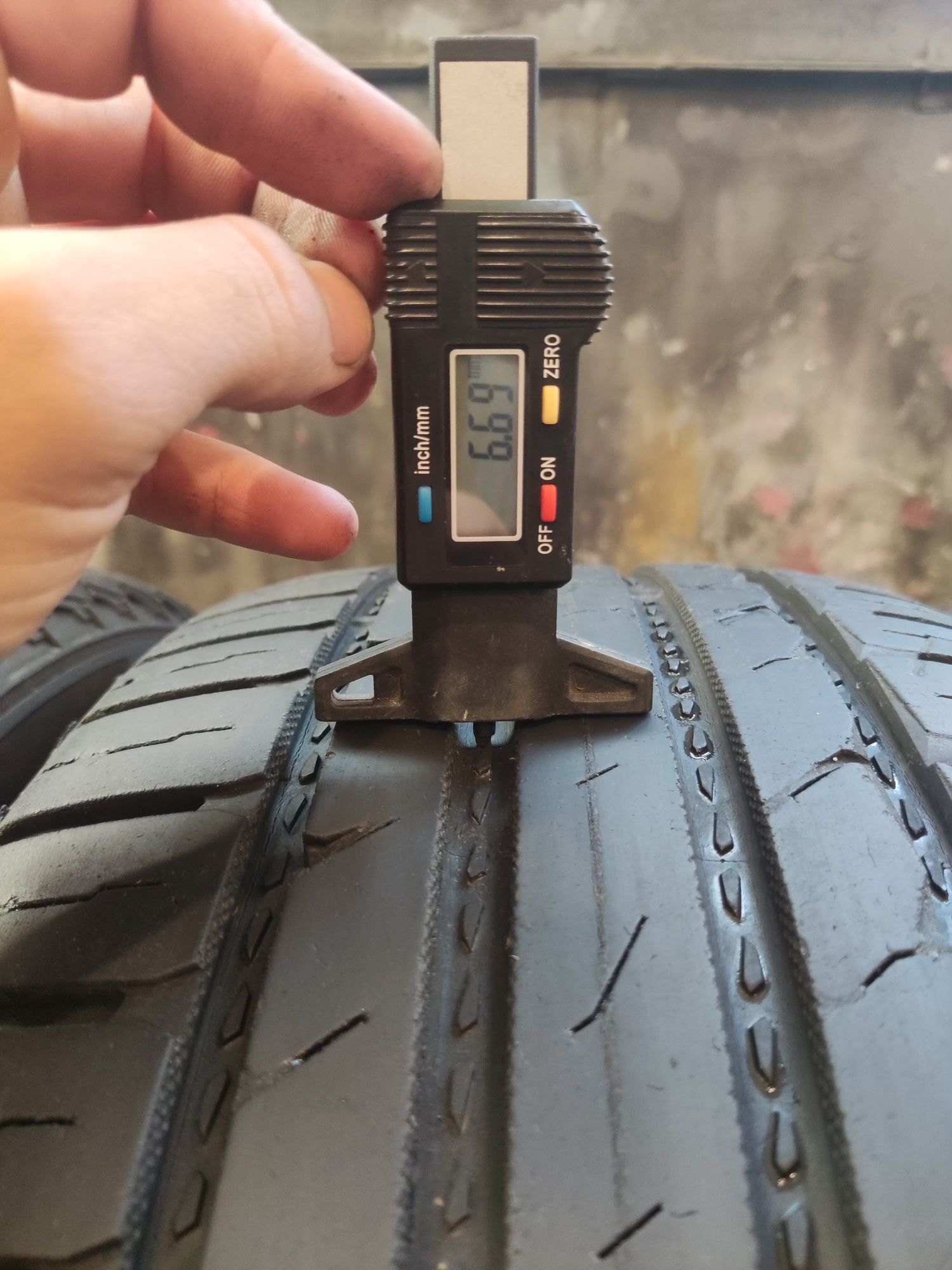 1бр лятна гума 235/55/17 Nokian, нова цена 50лв за брой
6.69mm грайфер