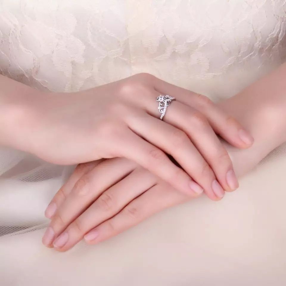 Продается новое кольцо из серебра 925 пробы