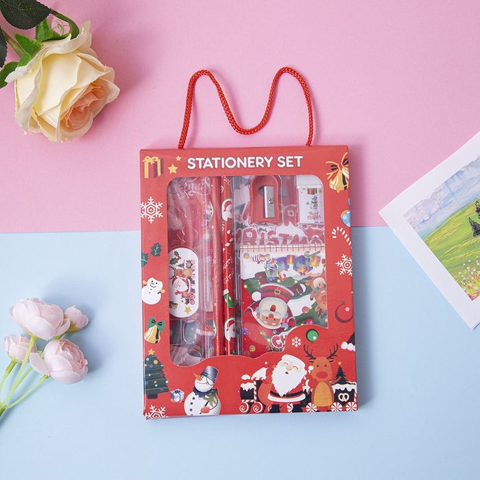 Новогодние подарочные наборы для школьников