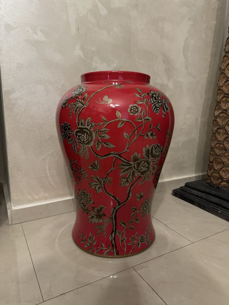 Червена ваза с китайски мотиви