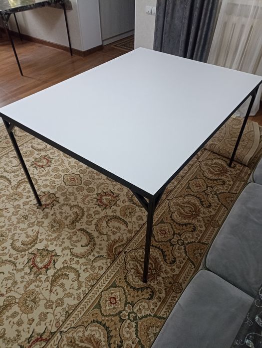 Стол две штуки. Ножки металлические.