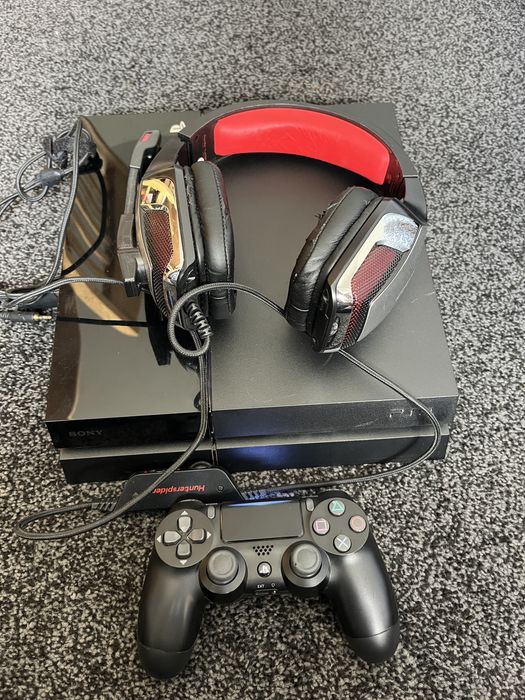 Playstation 4 със слушалки