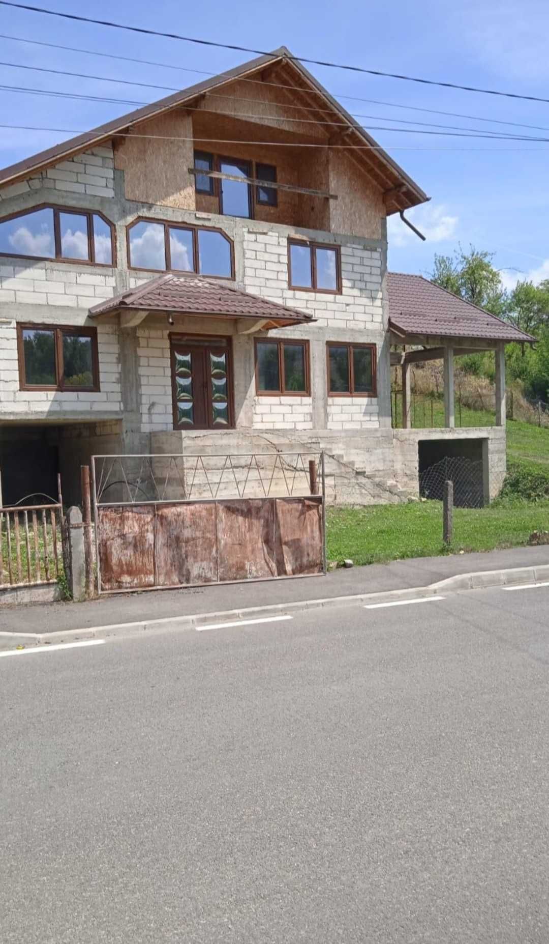 Casa cu teren de vânzare