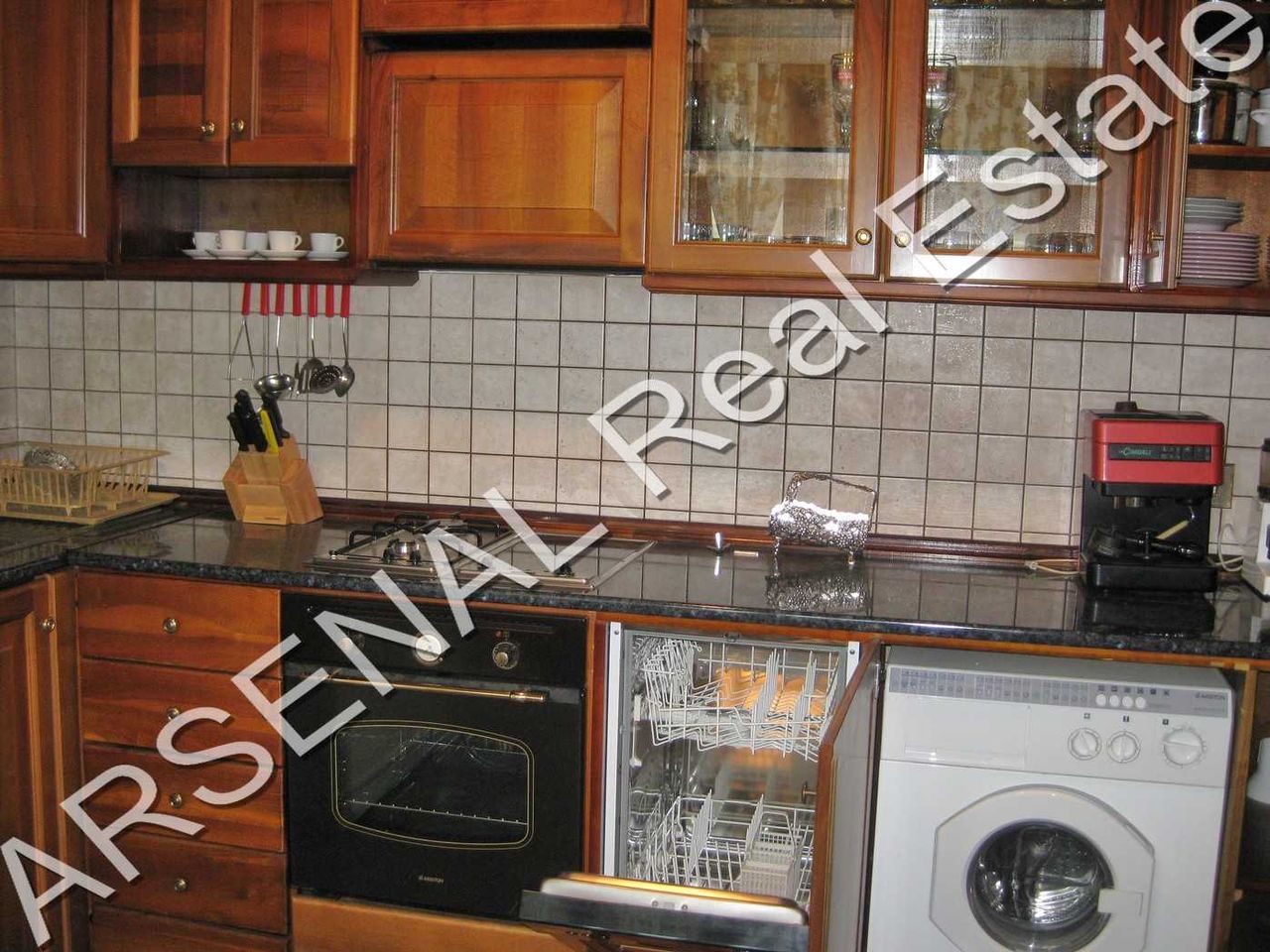 Дава се под наем Тристаен апартамент в София, Център - 118 кв.м за 700 € - Снимка #1