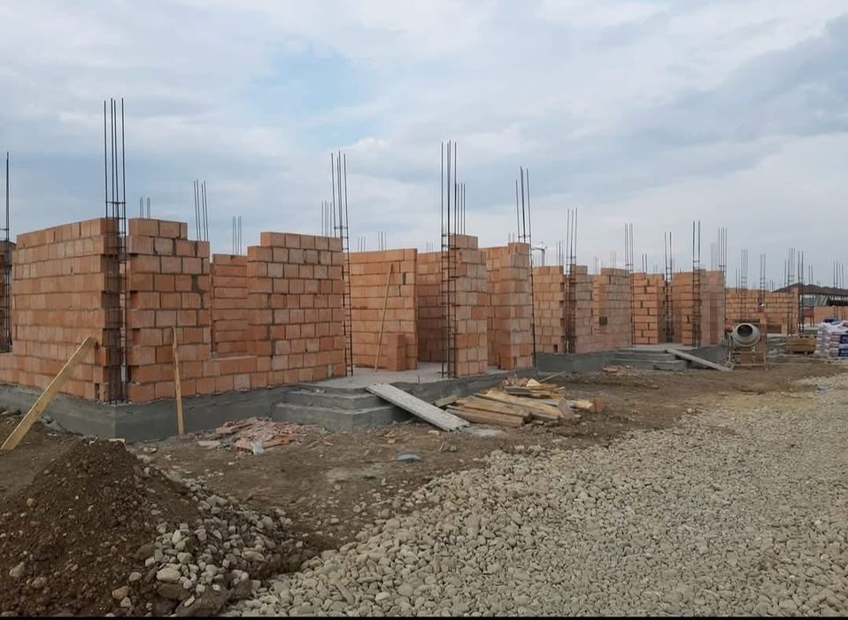 Constructii Case la Rosu sau la Gata