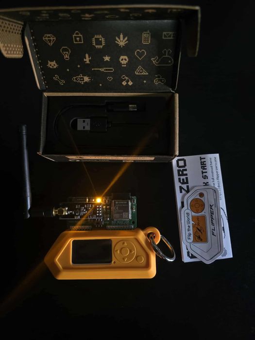 Flipper Zero със силиконов кейс