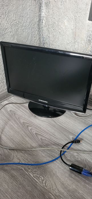 Продам монитор для компьютера 2010года. Цена 4 000