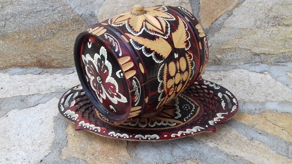 Буре с дърворезба за декорация