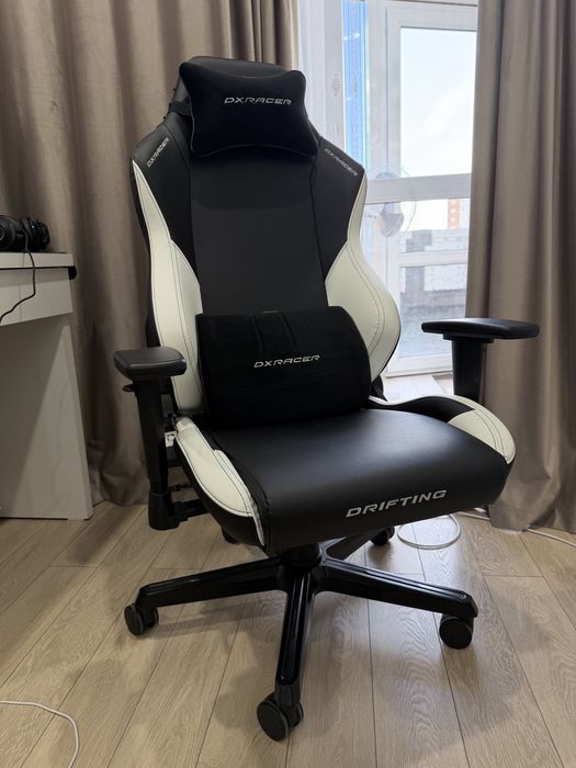 Игровое кресло dxracer drifting черно-белое