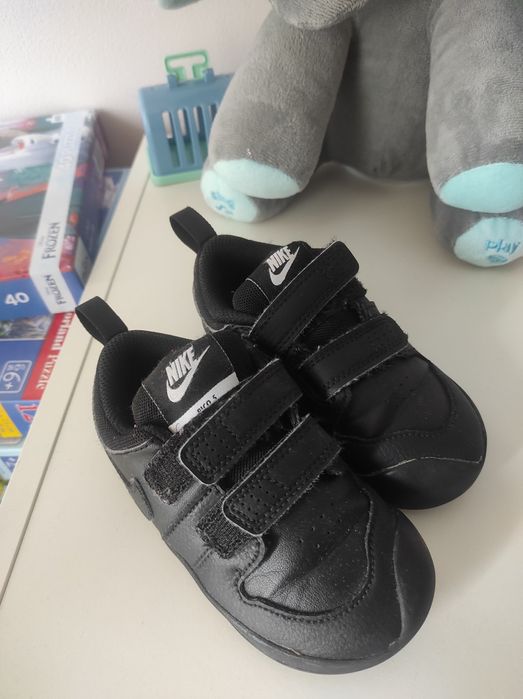 Adidași Nike negrii