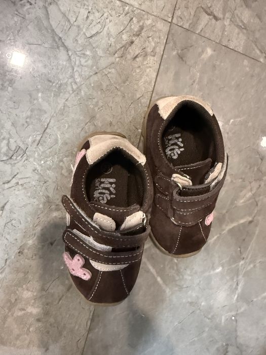 Продавам детски обувки номер 23