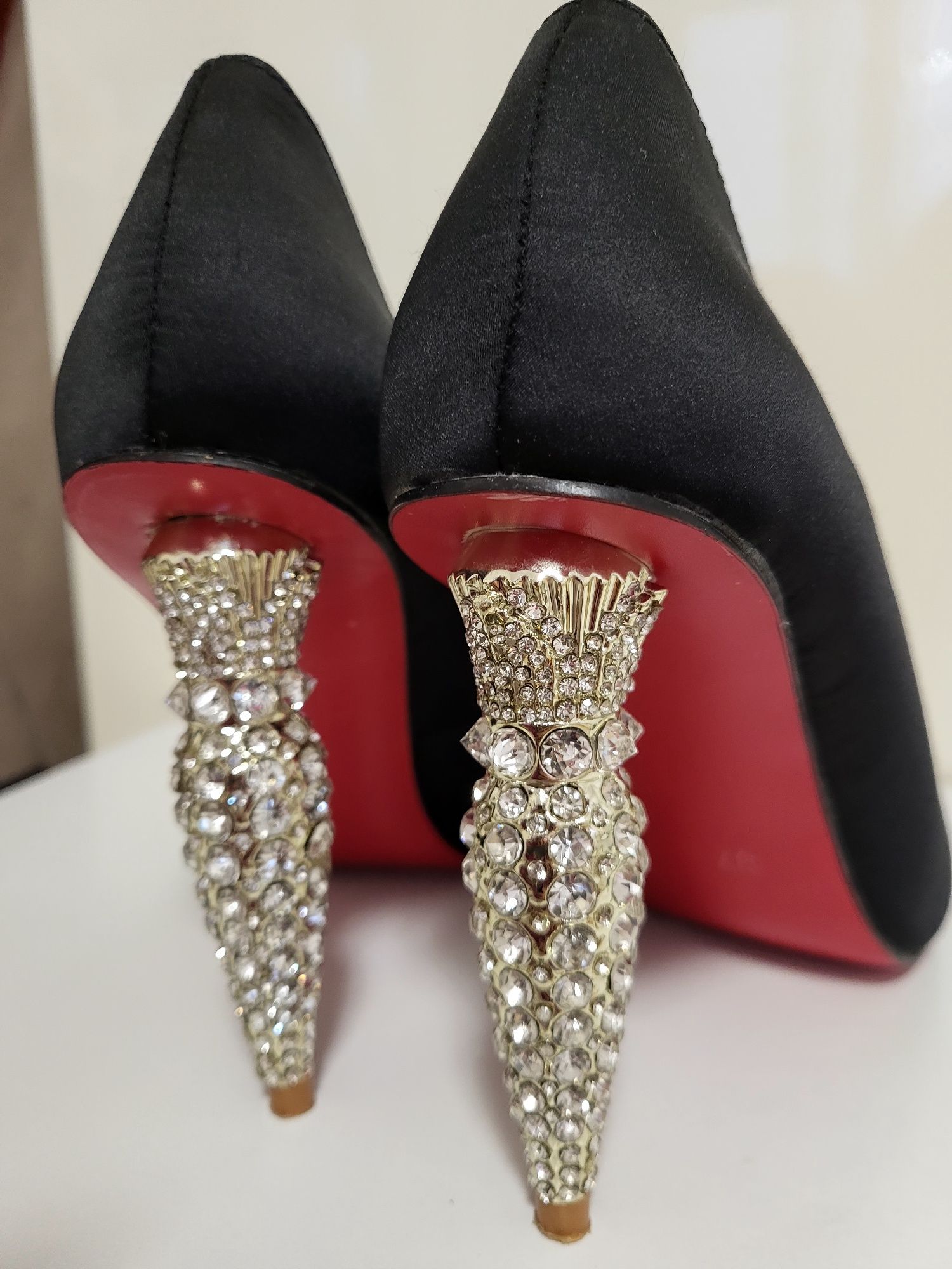 Pantofi negri satin stiletto piele naturala talpa roșie