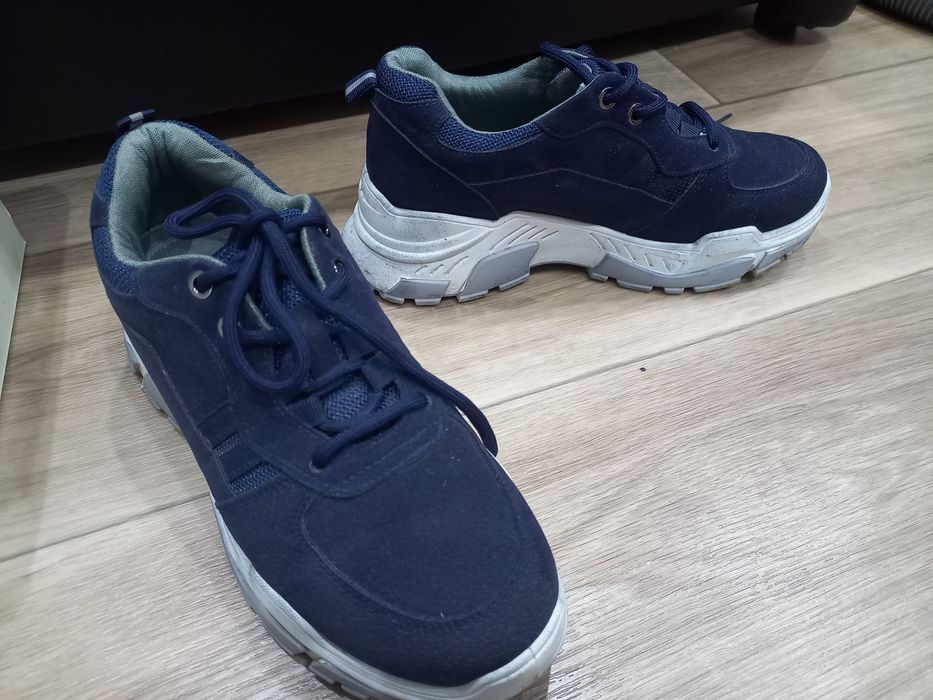 Продам кроссовки 38 размера