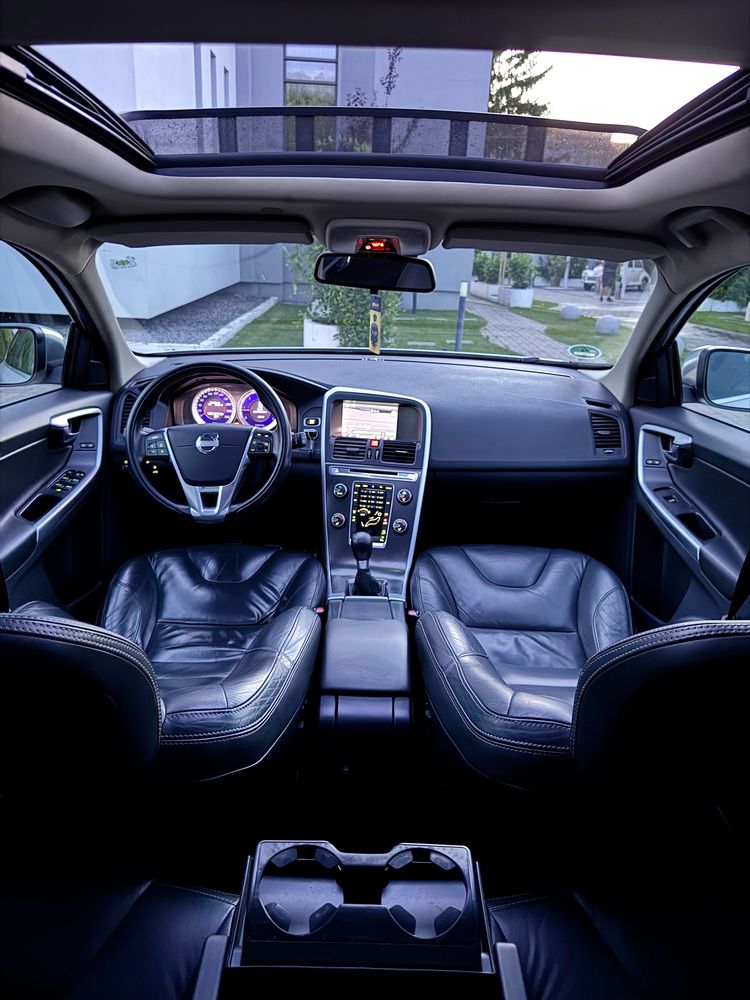 Volvo Xc60 D5 R-Design AWD4x4 2.4 205Cp Pano Xenon Webasto Citysafety